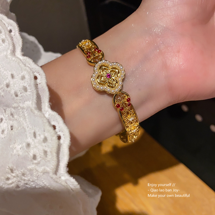 Gold - Toned Bangle With Textured Finish, Sparkly Crystal Accents Delicate Daily & Luxe Jewelry Gift For Her High - Quality And Elegant Accessory