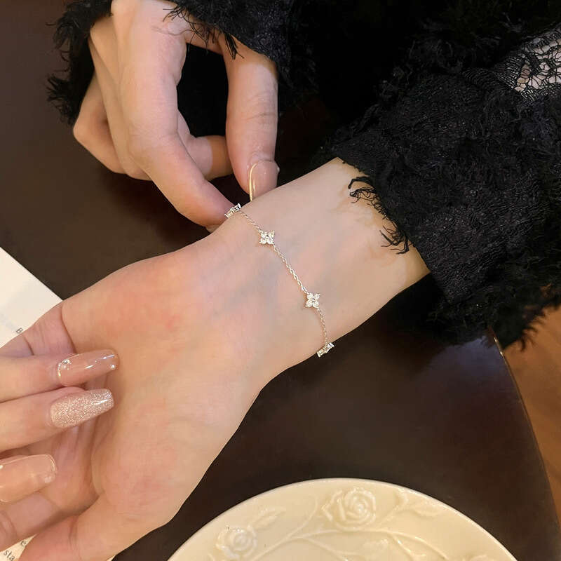 Lucky Four-Leaf Clover Bracelet for Women, Light , Niche Design, High-End Feel, New Fashionable Versatile Simple Personality Jewelry