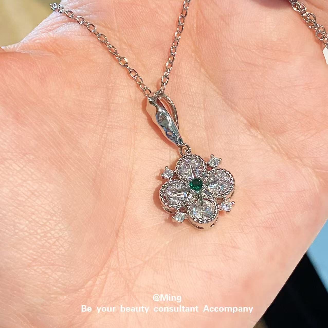 Luxury Brand Designer Jewelry Design Sense Four-Leaf Flower Necklace For Women Pendant Wholesale Jewelry Inlaid With Diamonds Collarbone Chain Simple 