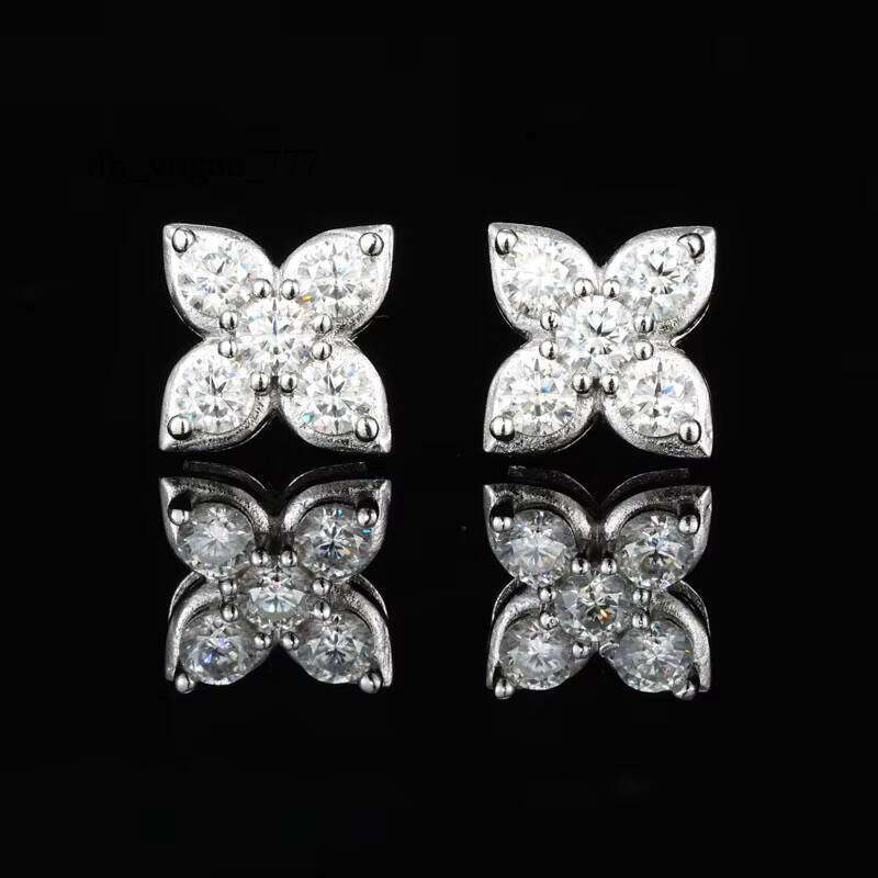 Trendy VVS1 D Moissanite Earrings S Sterling Sier Round Brilliant Cut Four Leaf Flower Stud Design Fashionable Gift