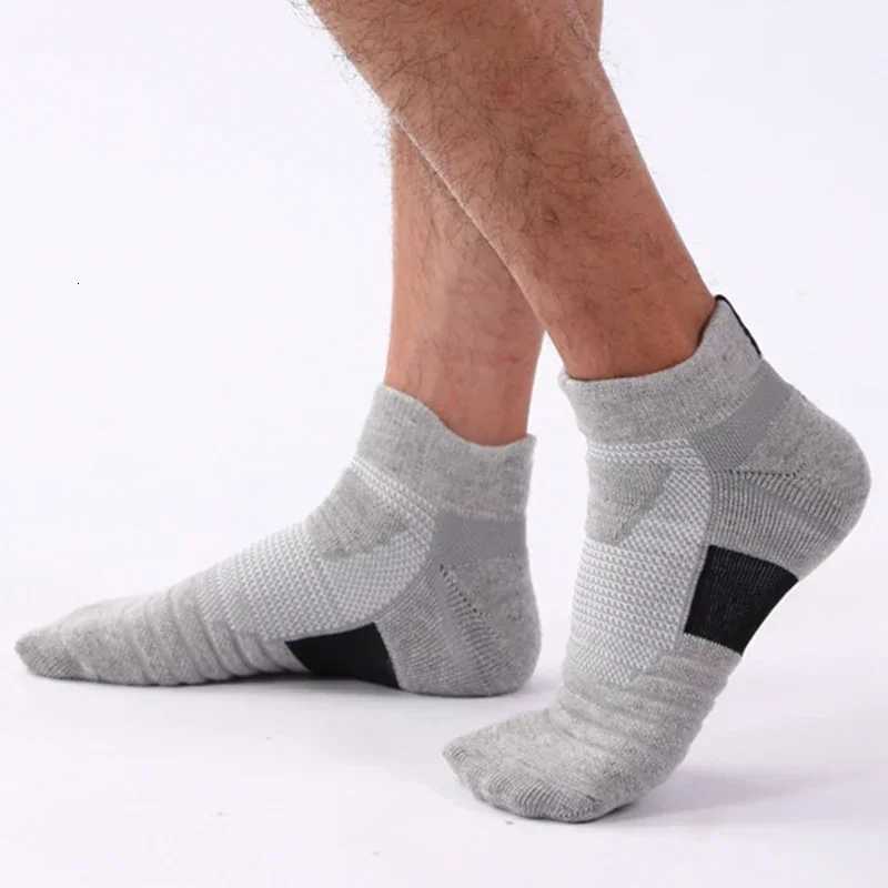 Mens Running Sports Socks Winter Warm Socks Breathable Absorb Sweat Deodorant Cotton Sock Mid Tube Cycling Sox For Male EU3845 D250911