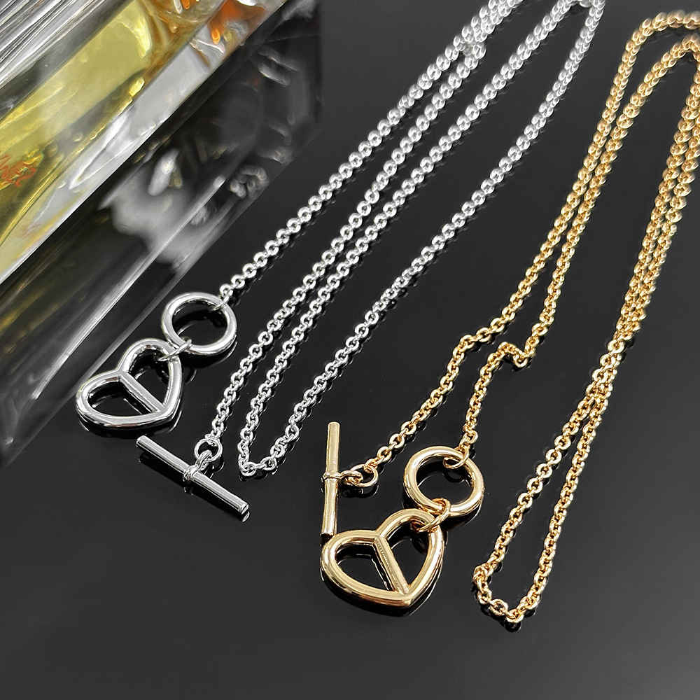 New Aijia OT Buckle Heart Pig Nose Necklace for Women High-end Simple Elegant Heart-shaped Collarbone Chain