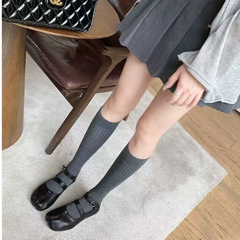 Toe split style women's shoes autumn new designer women's shoes double row straight buckle with Japanese style pig hoof flat bottom shallow 
