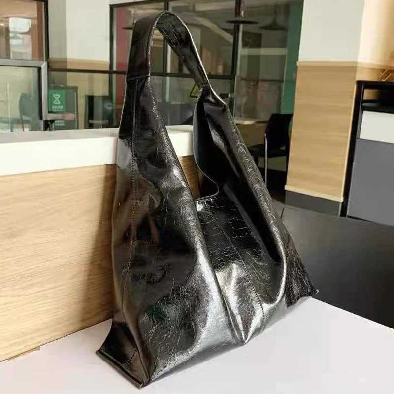PU Soft Leather Tote Bag Large Capacity Women Vegan Leather Slouch Bag Hasp Closure Big Shoulder Bag Casual Style Commuting Bag Z250911