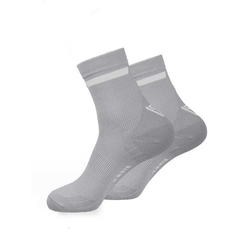 Men Outdoor Sports Elite Socks Breathable Cushion Middle Tube Marathon Running Fitness Gym Training Crew Cycling Socks D250911