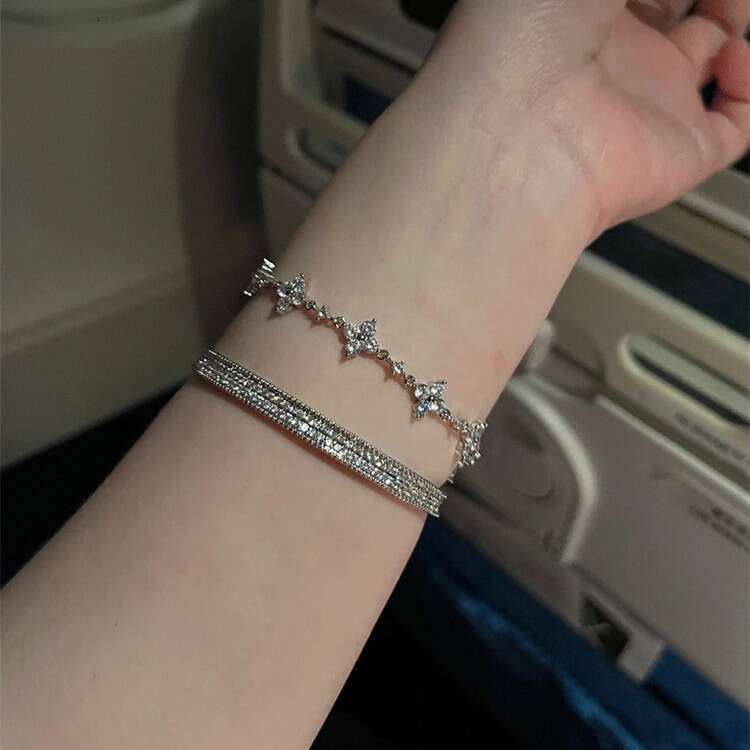Light High-End Sparkling Dia Clover Bracelet for Women Vintage Fresh Versatile Fashionable Elegant Jewelry