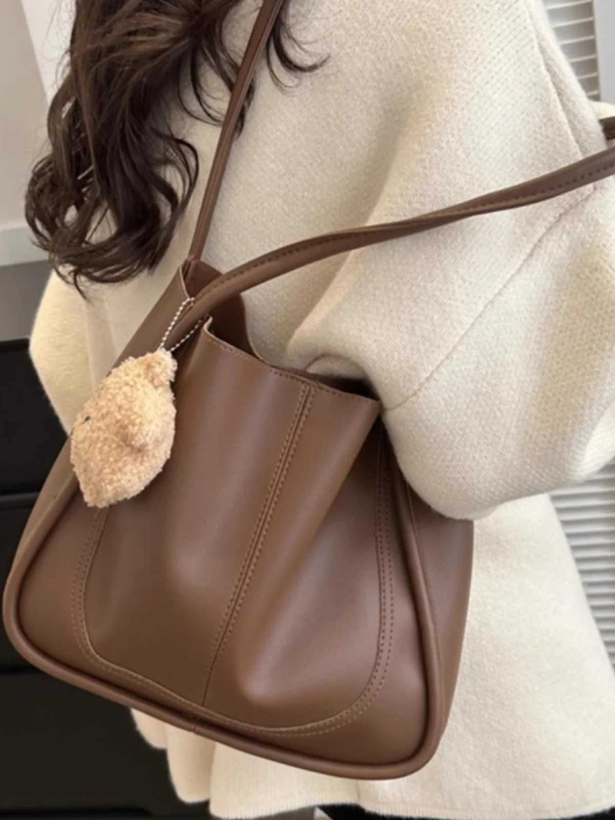 Faionable Large Capaci Womens Tote Bag 2025 New Autumn Winter Handbag Vintage Buet Bag High End Sensation Casual Bag Z250911