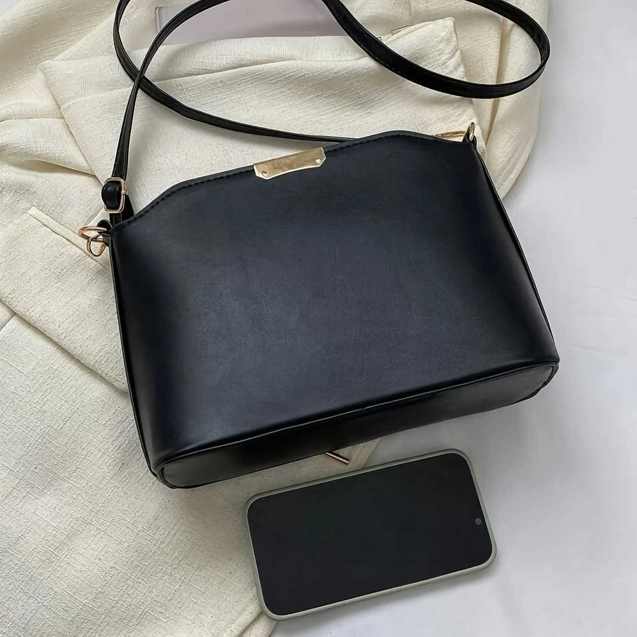 Minimalist Crossbody Bag Stylish Metal Decor Bucket Bag Simple Shoulder Bag for Women Bag Shell Handbags Purses Z250911