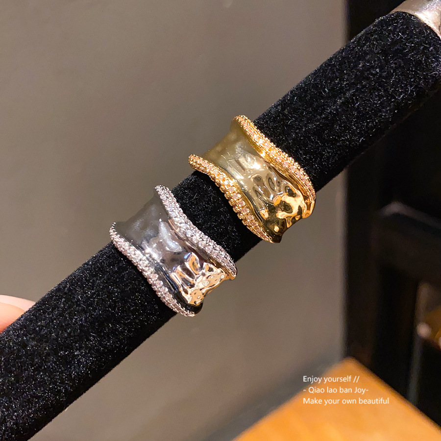 Gold - Toned Ring With Sparkly Crystal Pave Edges, Unique Textured Central Design Luxe Daily & Stylish Jewelry Gift For Her High - Quality And Eye - C