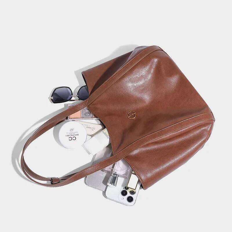 Retro tote bag, fashionable commuting handbag, large capacity Maillard single shoulder computer bag for women