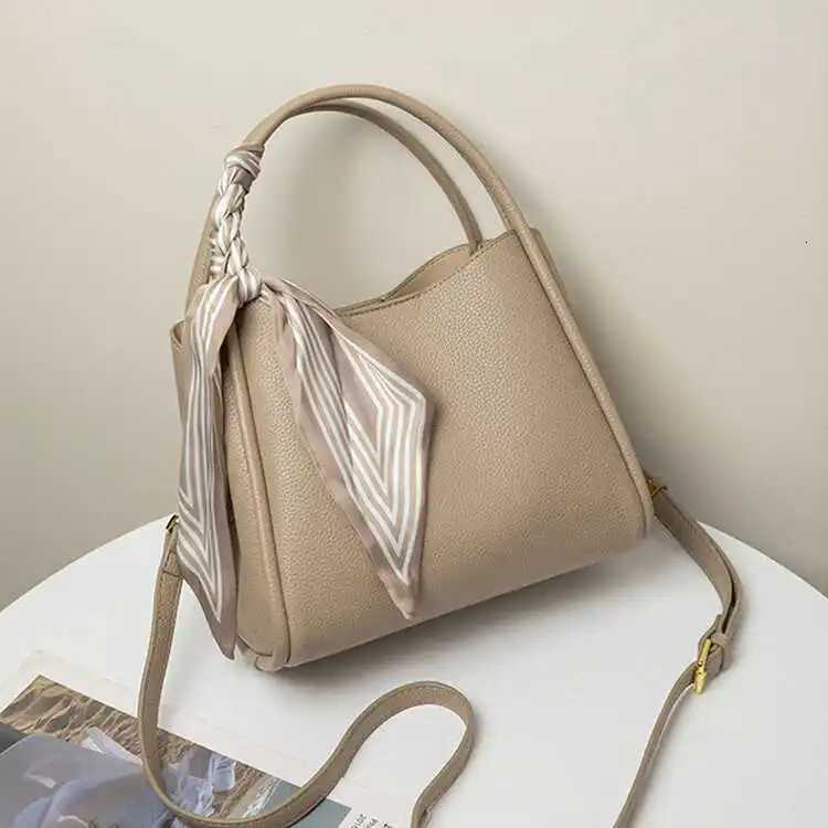 Hong Kong Best Selling Womens Handbag 2024 New Genuine Leather Buet Bag Small Crossbody Bag Market Trend Soft Handle Z250911