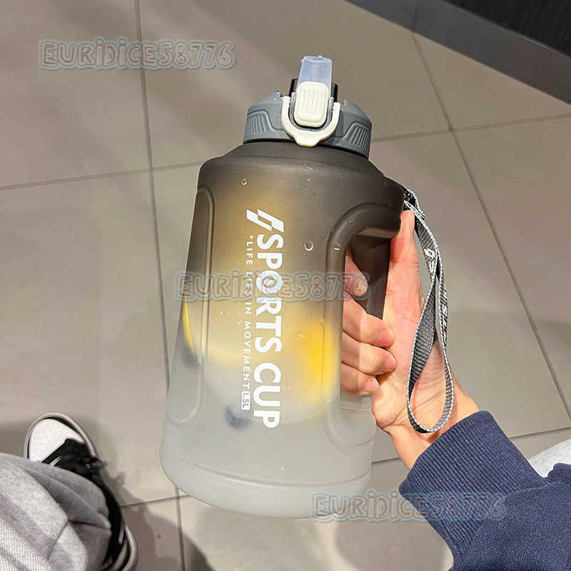 Large Capacity Water Bottle for Women Gradient Color Water Sports Men Fitness with Handle American Style Outdoor Student Cup H250911
