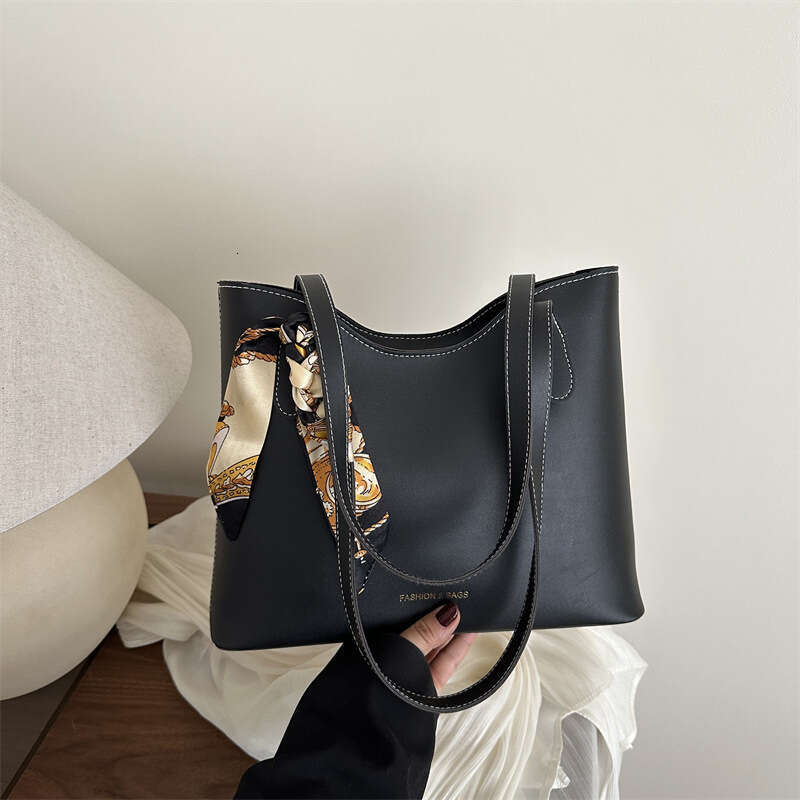 2025 Designer Bags Spring Large Capacity Personality Women's Simple Commuting Shoulder Scarf Tote Bag for Women
