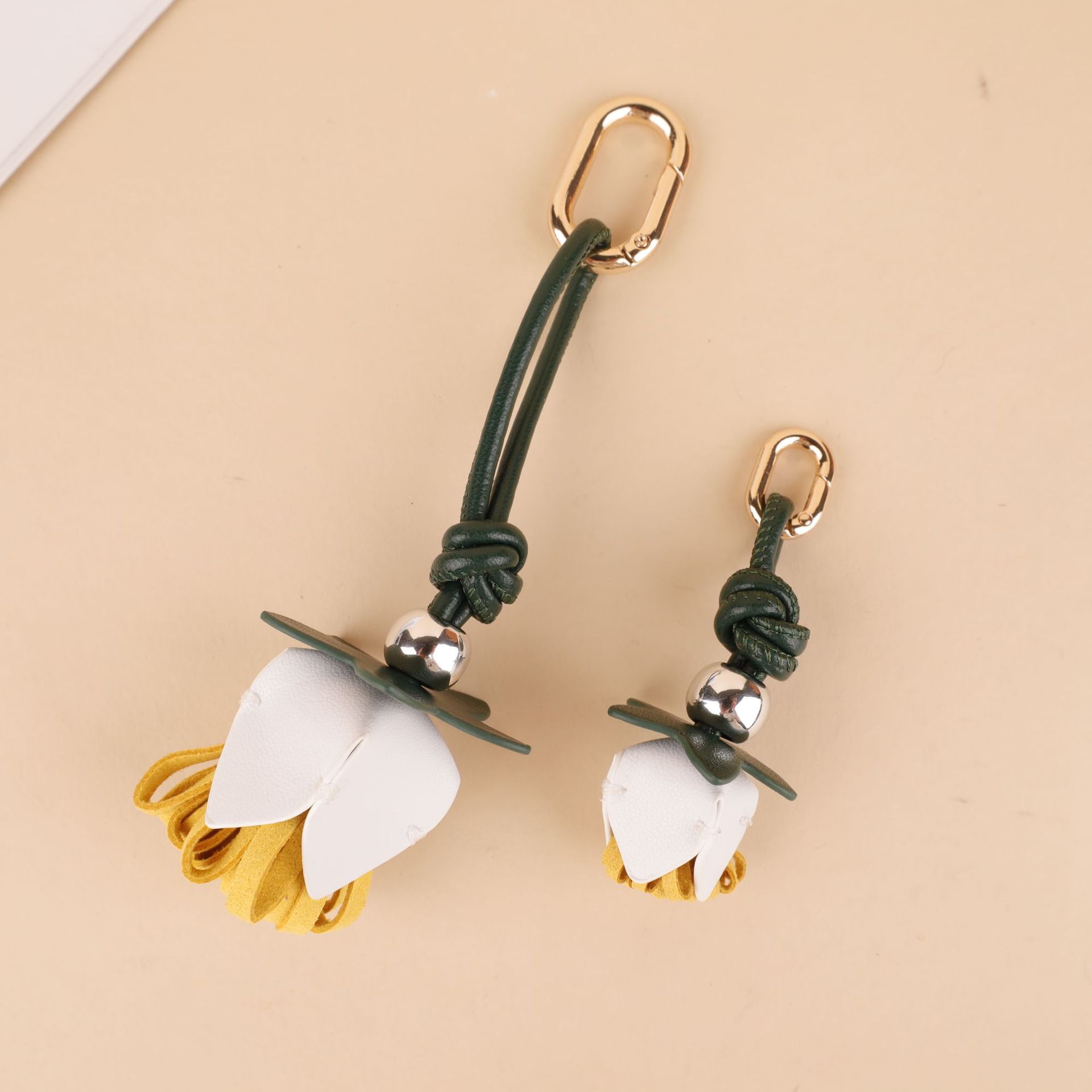 High Quality hand-sewn Leather Keychain Flower key Chain Luxury Designer Keyring Cute bag charm for women or girl Christmas gift