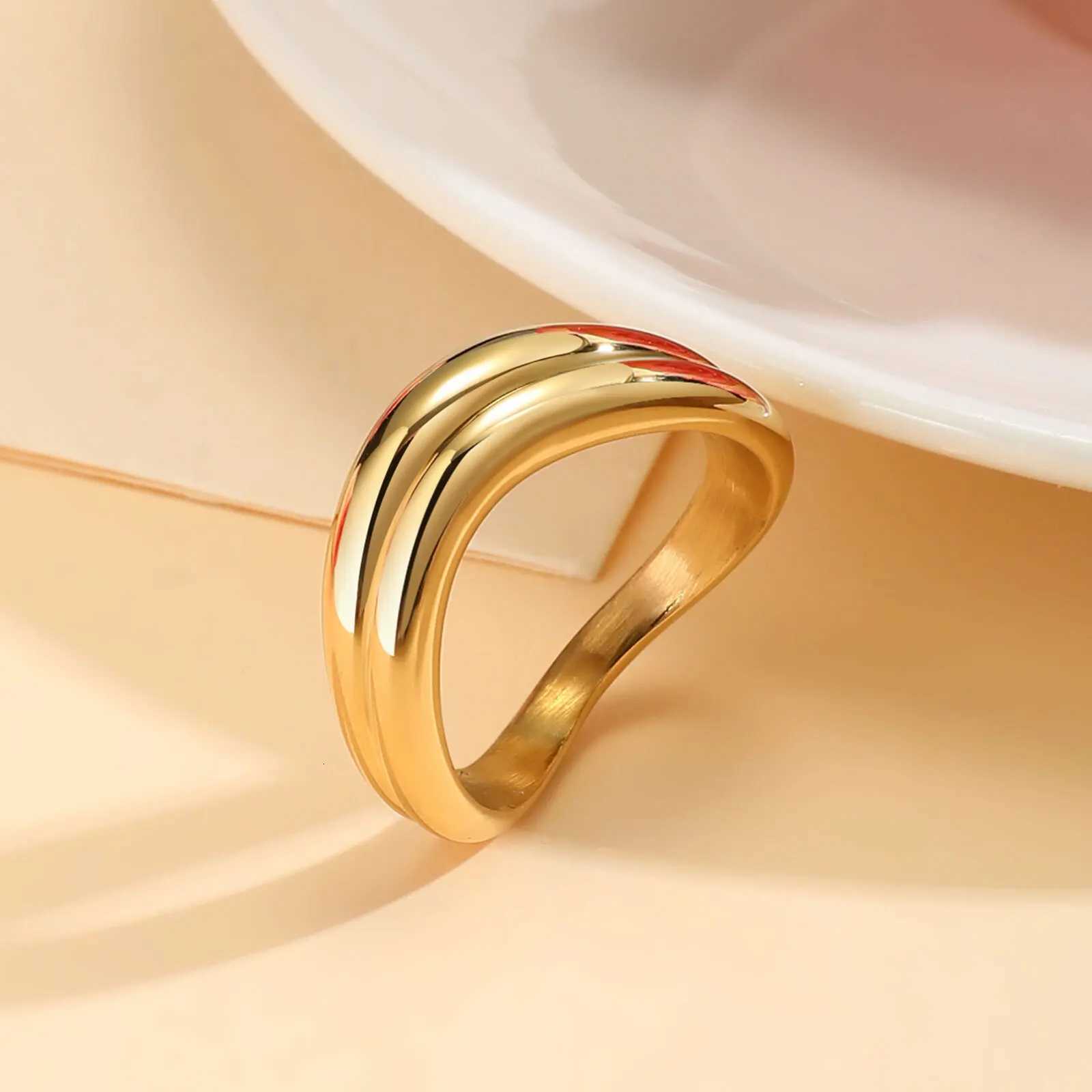 Vnox Highly Polished Stainless Steel Geometric RingWaterproof Gold Plated Minimalist Wave ShapeSmooth Finger Jewelry Wedding W250911