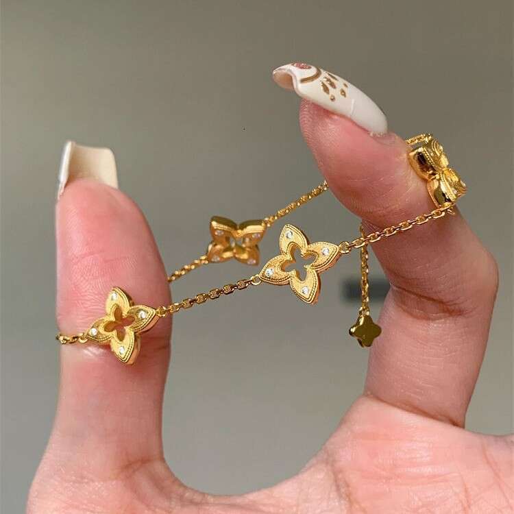 Exquisite High-End Hollow Brushed Four-Leaf Clover Bracelet for Women, Light Noble Bracelet, Niche Design Sense Jewelry