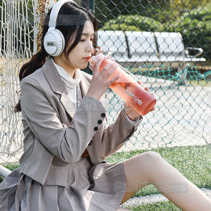 New Sandblasting 1l Plastic Cup for Mens Outdoor Highcapacity Sports and Fitness Water Bottle Student Bouncing Water Cup Female Space Cup H250911