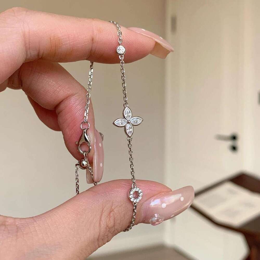 French Minimalist Sparkling Dia Four-Leaf Clover for Women Vintage Fresh Versatile Bracelet Niche Design Sense Hand Jewelry