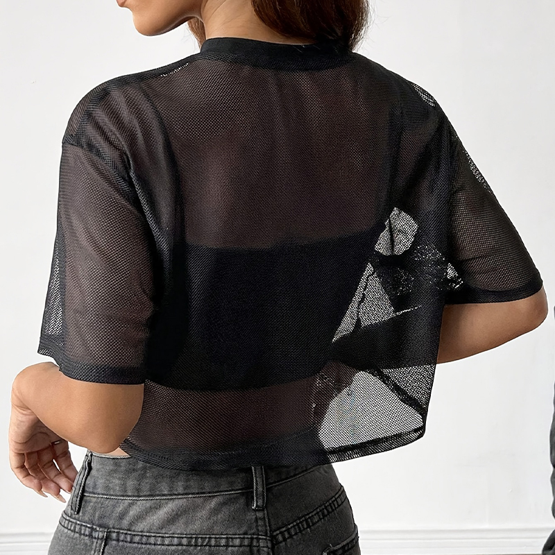 This black mesh short top features a loose short-sleeved design and can be paired with a smock