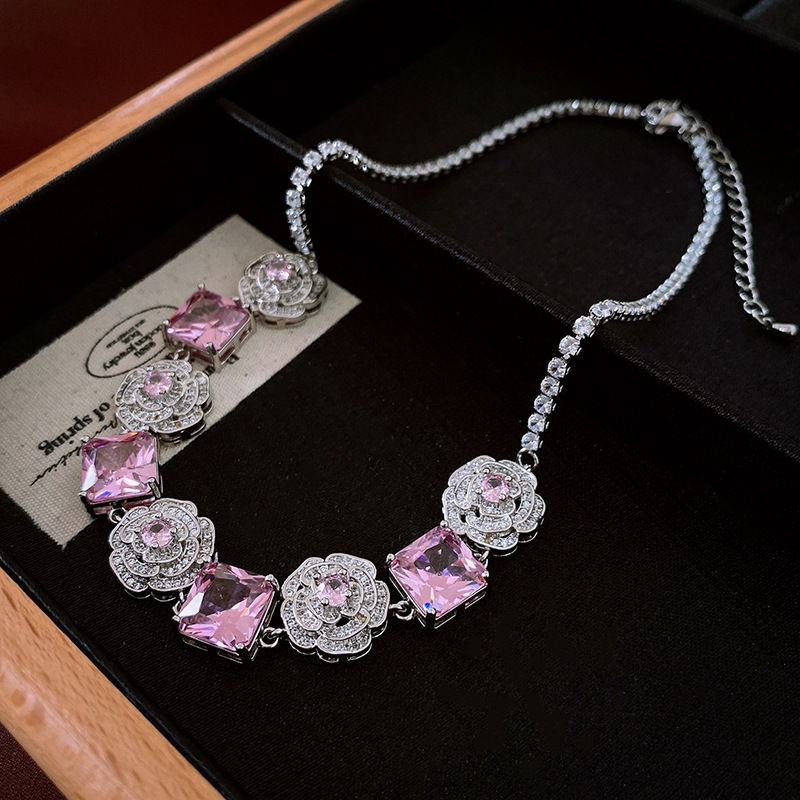 Luxury Brand Designer Jewelry New Zircon Flower Square Necklace Light Luxury Vintage Collarbone Chain High-End Niche Versatile Jewelry Wholesale