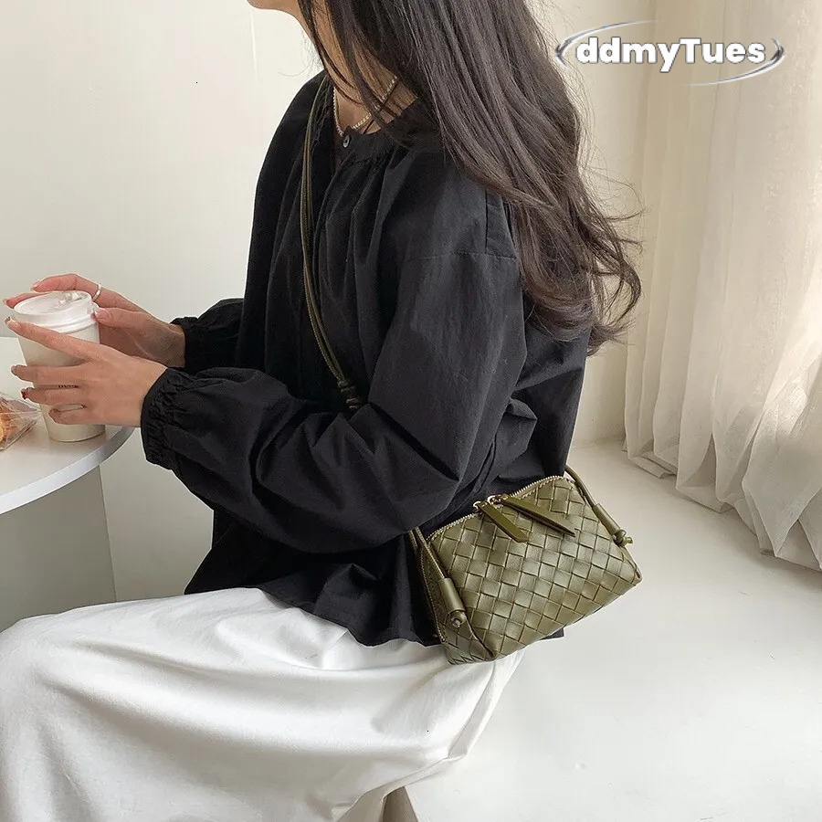 Brand Designer Korean Style Fresh Niche 2025 Spring Summer New Soft Woven Women's Single Shoulder Crossbody Shell Bag TUES