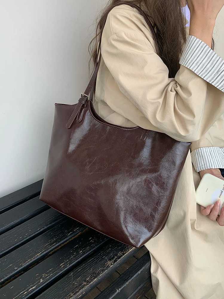 2025 New AutumnWinter Vintage Large Capacity Shoulder Bag Fashion and Leisure College Style Womens Daily Commuting Bag Z250911