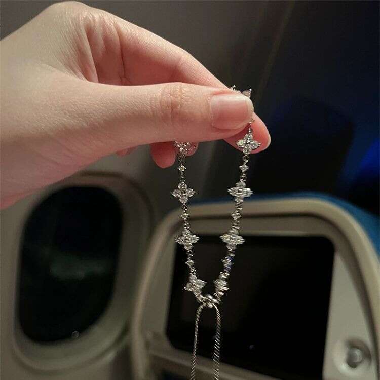 Light High-End Sparkling Dia Clover Bracelet for Women Vintage Fresh Versatile Fashionable Elegant Jewelry