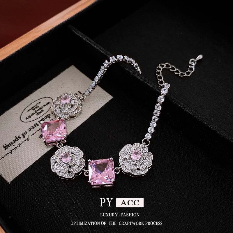 Luxury Brand Designer Jewelry New Zircon Flower Square Necklace Light Luxury Vintage Collarbone Chain High-End Niche Versatile Jewelry Wholesale