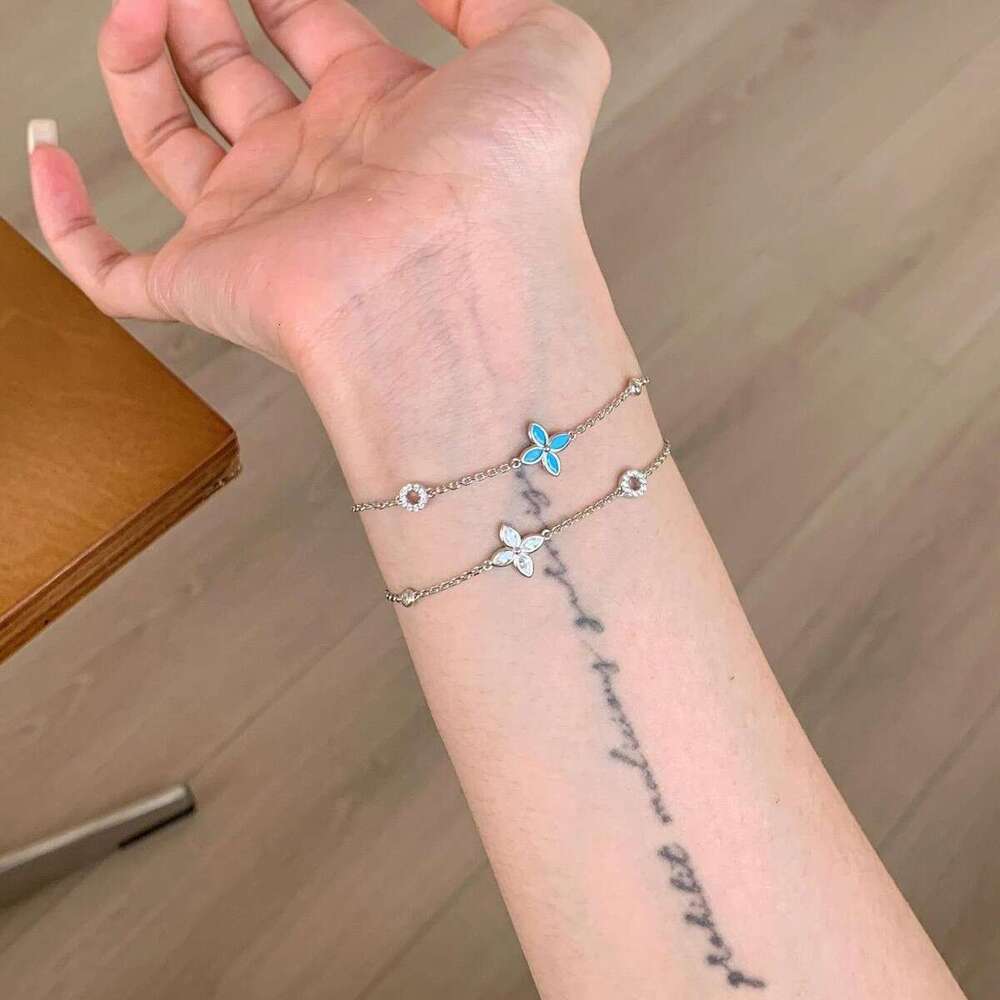 French Minimalist Sparkling Dia Four-Leaf Clover for Women Vintage Fresh Versatile Bracelet Niche Design Sense Hand Jewelry