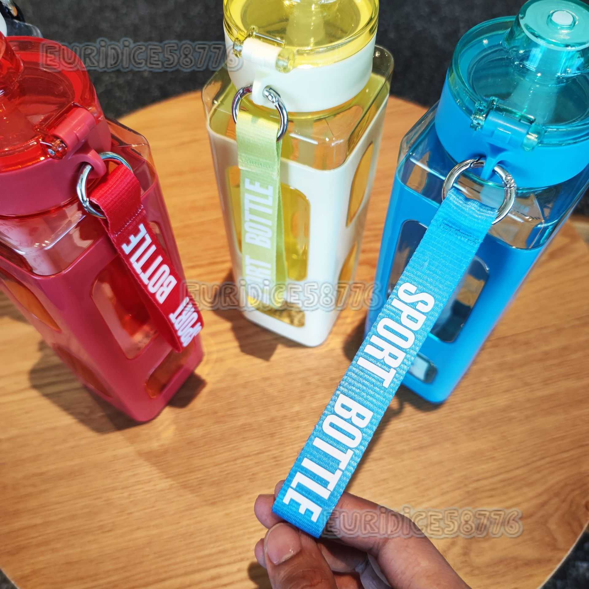 700ml Creative Plastic Water Bottle Portable with Strap Celebrity Square Sports Fitness Water Bottle Straw Cup H250911