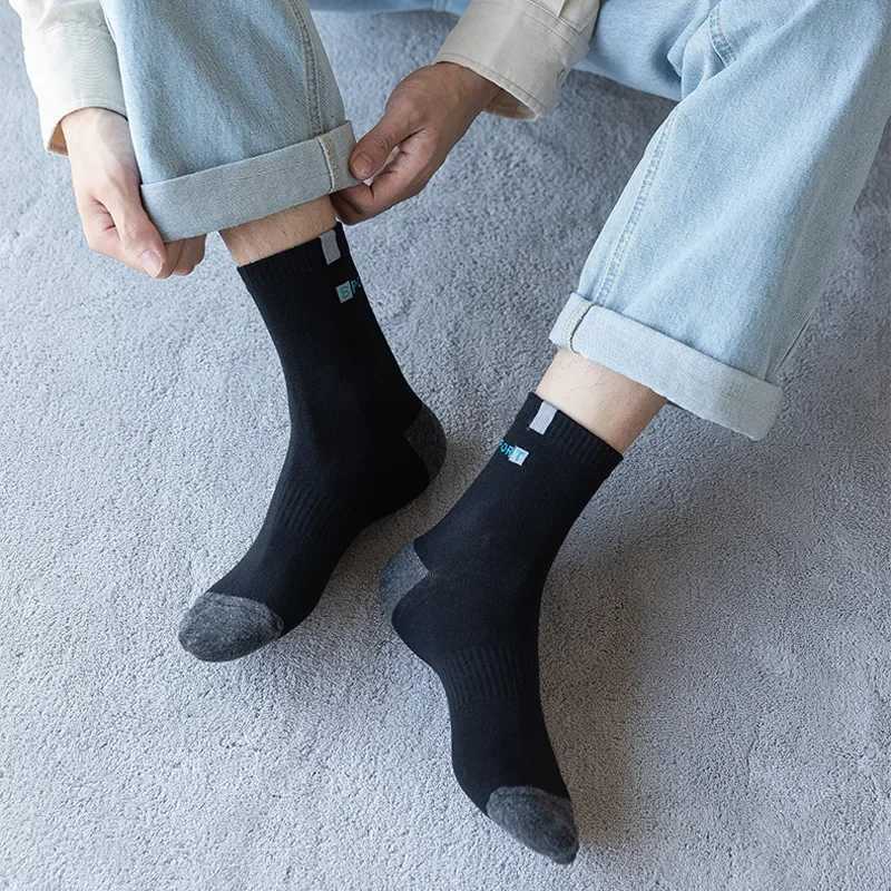 5 Pairs Cotton Sock for Men Sport Breathable Soft Letter Fashion Sneakers High Elastic Middle Tube Stocking Towel Sox Summer D250911