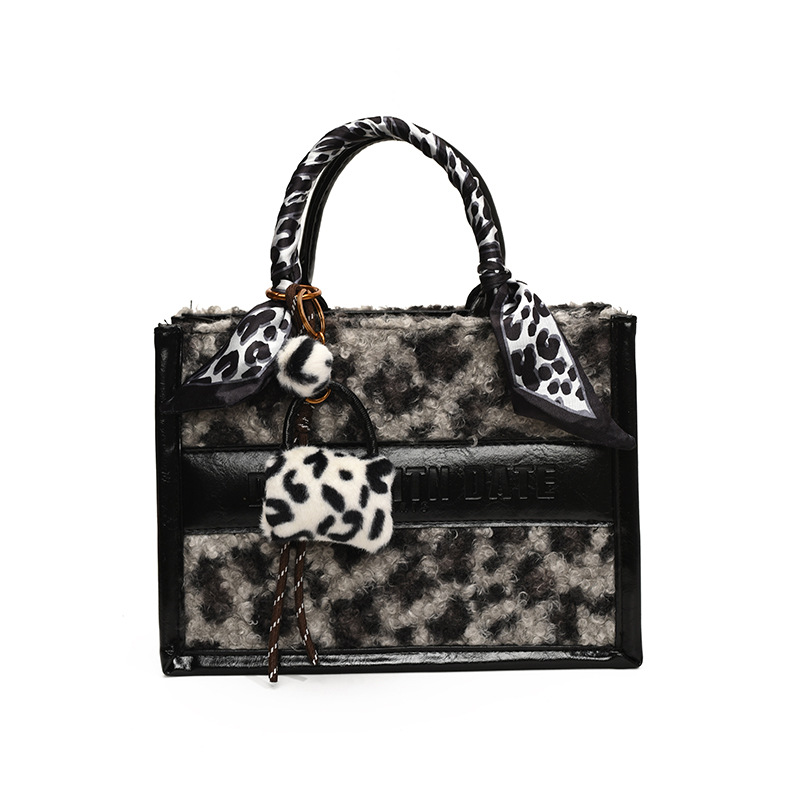 new Free shipping designer ladies handbag Simple and casual women's handbag with fashionable layering