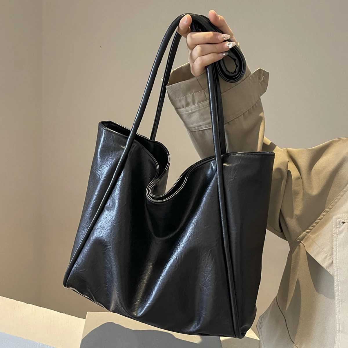 New casual fashion trend large capacity tote bag French niche design daily versatile solid color shoulder bag Z250911