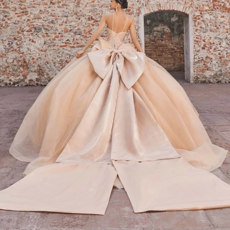 Light Champagne Shiny Quinceanera Dresses Ball Gown Spaghetti Strap Applique Beading Crystal Bow Tull Sweet 16 Dress Vestidos 15 De Anos