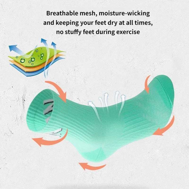 Running Socks Unisex Men Women Middle Cylinder Quickly Dry Outdoor Sports Marthon Bike Riding Fitness Training Crew Socks D250911