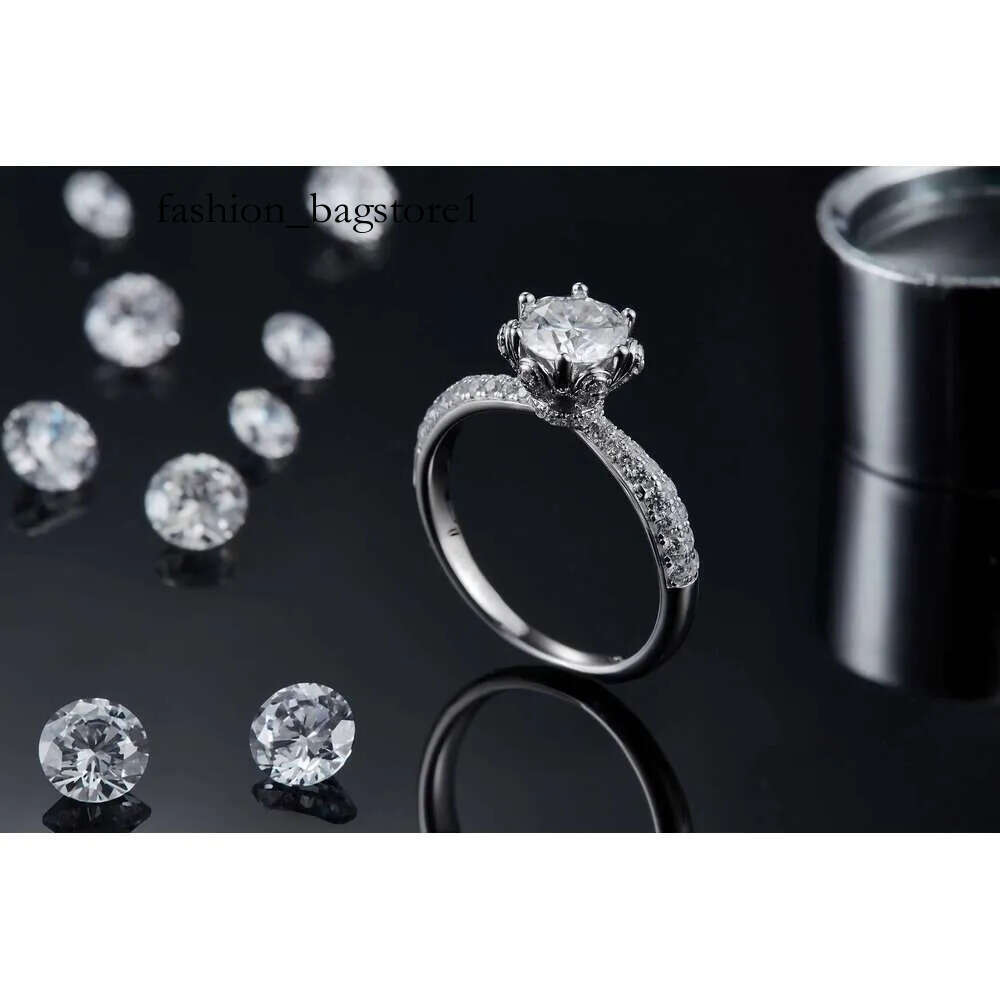 Engagement ring, gold-plated jewelry ring, made of gold, high-quality, set with sapphire gemstone , 6.5 millimeters in diameter.