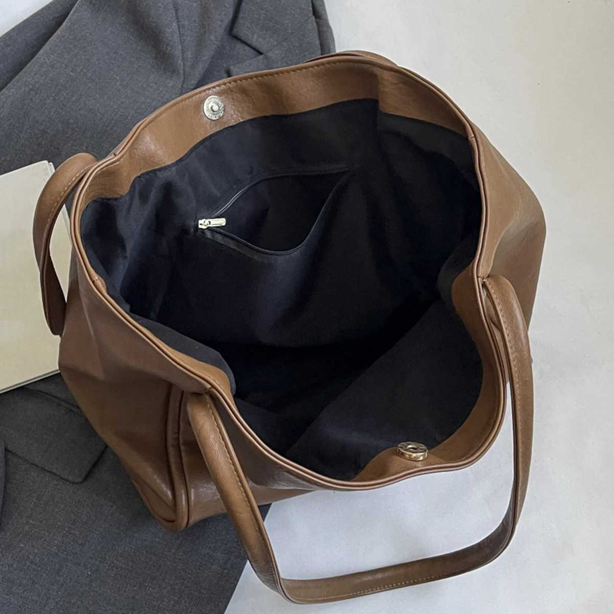 New casual fashion trend large capacity tote bag French niche design daily versatile solid color shoulder bag Z250911