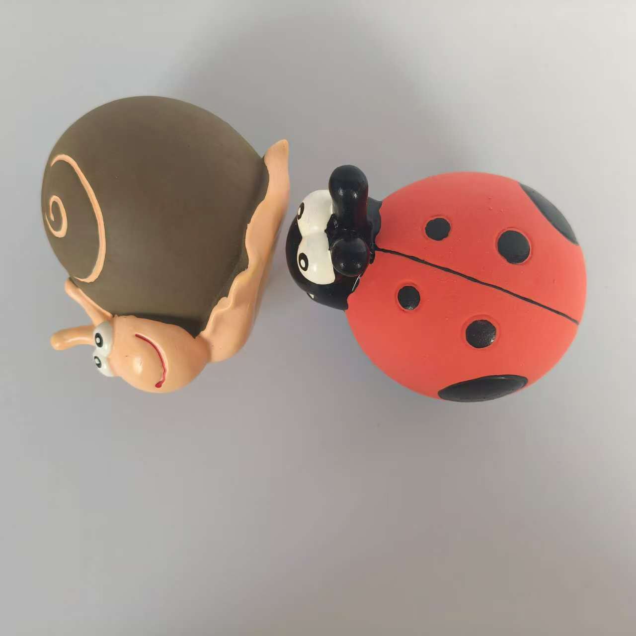 Latex Interactive Snail Dog Toy Soft Natural Rubber Screaming Ladybird Dog Toys for Playing and Chewing Puppy Toy with Bright Color for Small Dogs 2pc