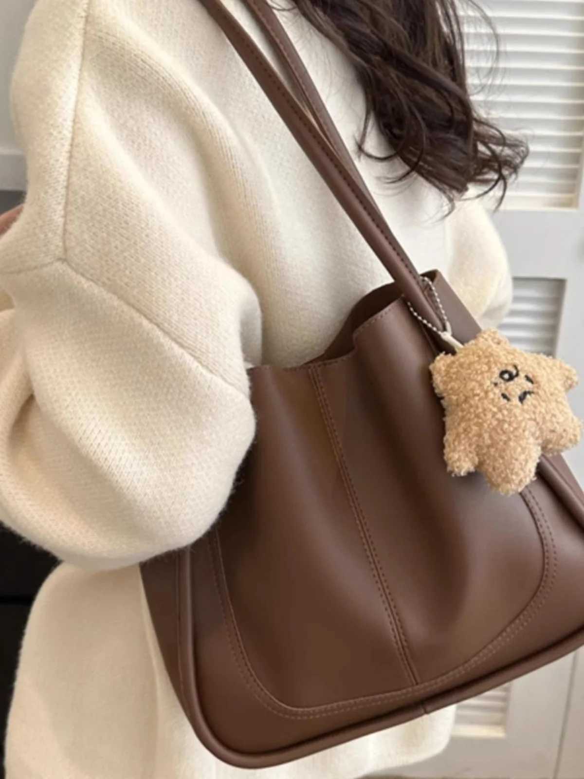Faionable Large Capaci Womens Tote Bag 2025 New Autumn Winter Handbag Vintage Buet Bag High End Sensation Casual Bag Z250911