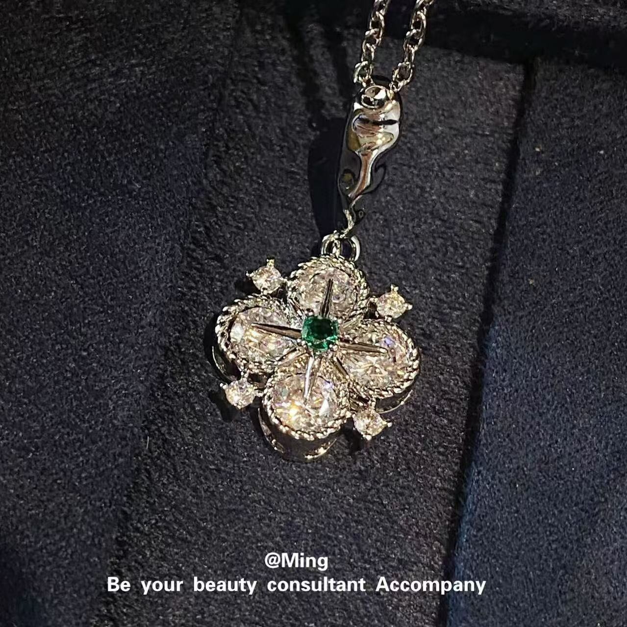 Luxury Brand Designer Jewelry Design Sense Four-Leaf Flower Necklace For Women Pendant Wholesale Jewelry Inlaid With Diamonds Collarbone Chain Simple 