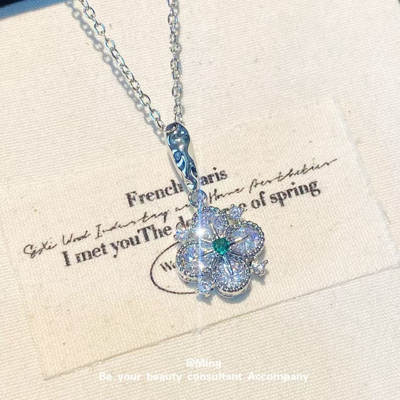 Luxury Brand Designer Jewelry Design Sense Four-Leaf Flower Necklace For Women Pendant Wholesale Jewelry Inlaid With Diamonds Collarbone Chain Simple 