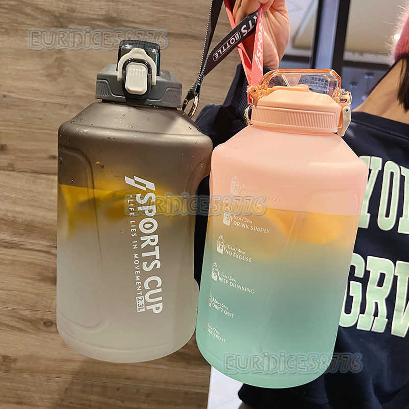 Large Capacity Water Bottle for Women Gradient Color Water Sports Men Fitness with Handle American Style Outdoor Student Cup H250911