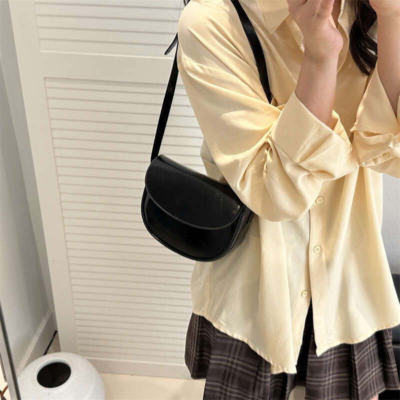 2025 New Women's Saddle Single Shoulder Strap Underarm Simple Design Crossbody Designer Bags Bag Handbag