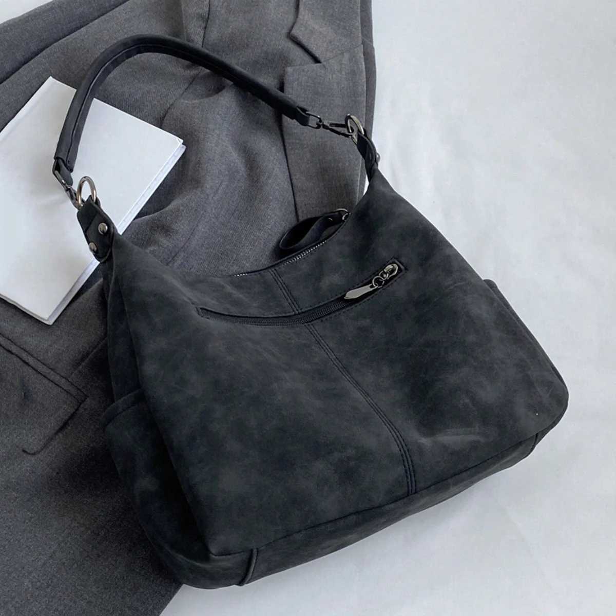 Fashion new largecapacity womens bag versatile messenger bag daily simple popular oneshoulder commuter tote bag Z250911