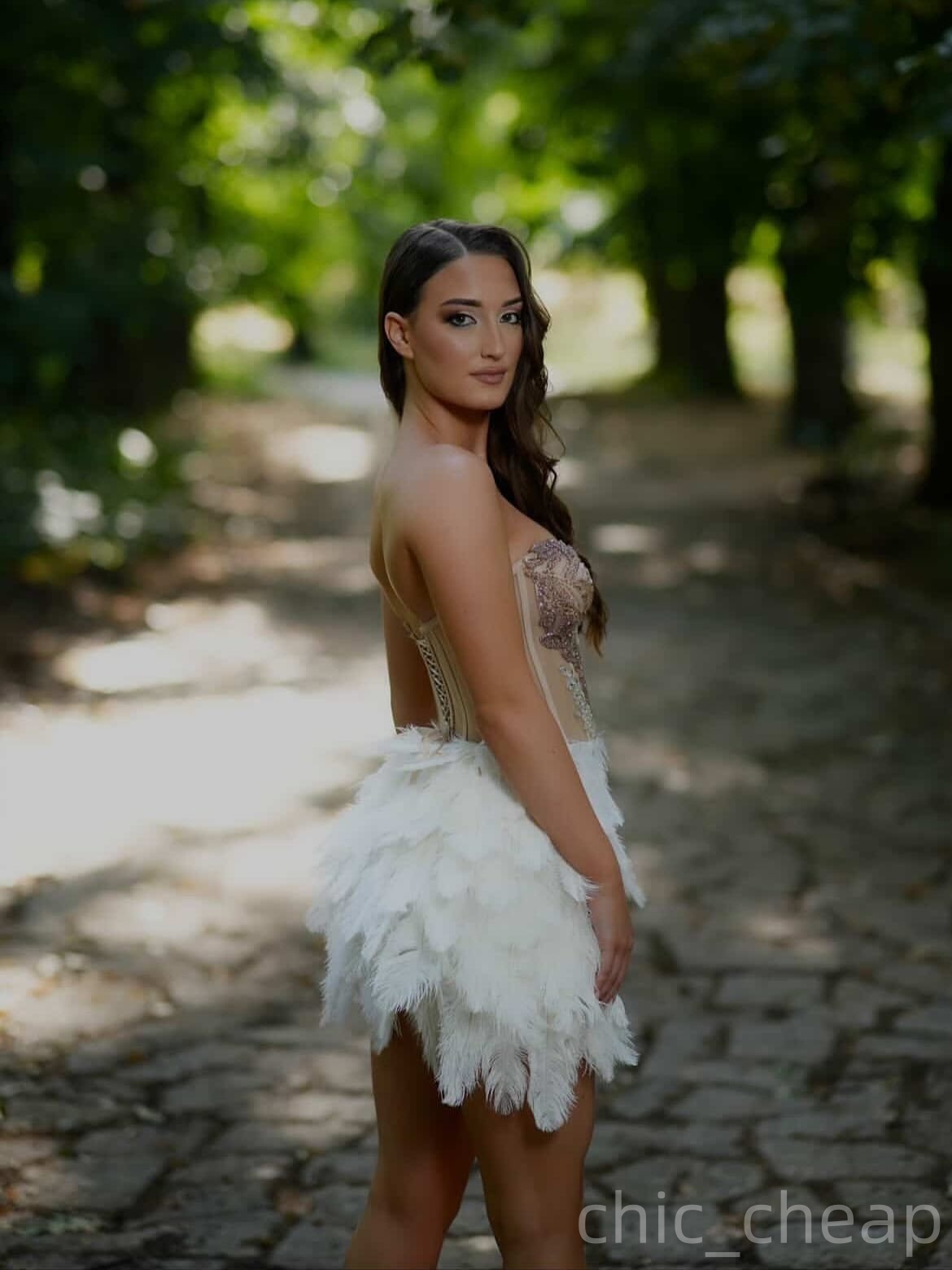 Chic Ivory Sheath Cocktail Dress Feather Lace Beaded Illusion Short Mini Graduation Homecoming Dresses For Special Occasions Sweetheart Gowns