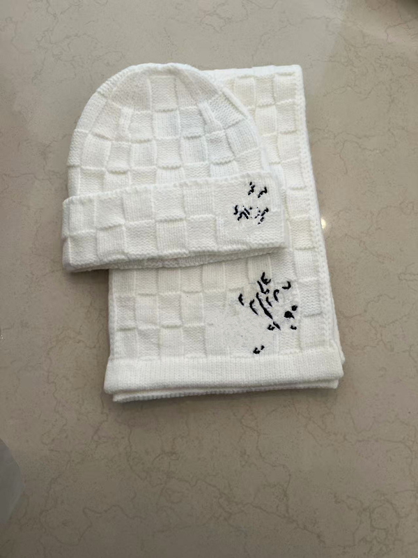 2025 Winter warm scarf suit hat plaid knit hat scarf suit autumn fashion high street style couple bean dot scarf scarf yyss