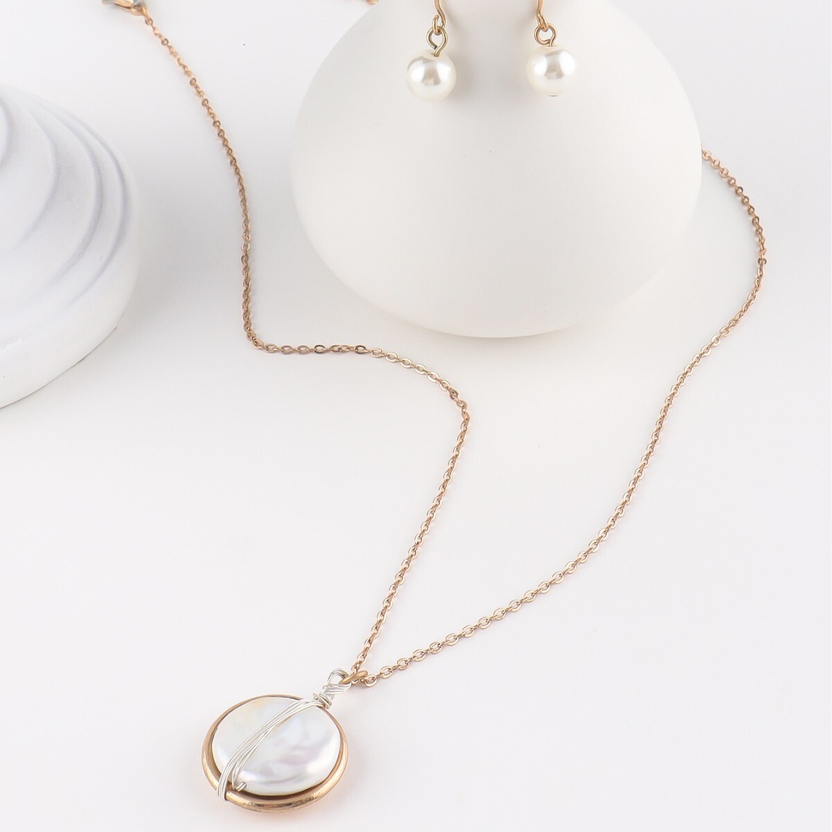 Minimalist Light Niche Design White Mother-of-Pearl Sweater Chain Long New Ins Necklace for Women
