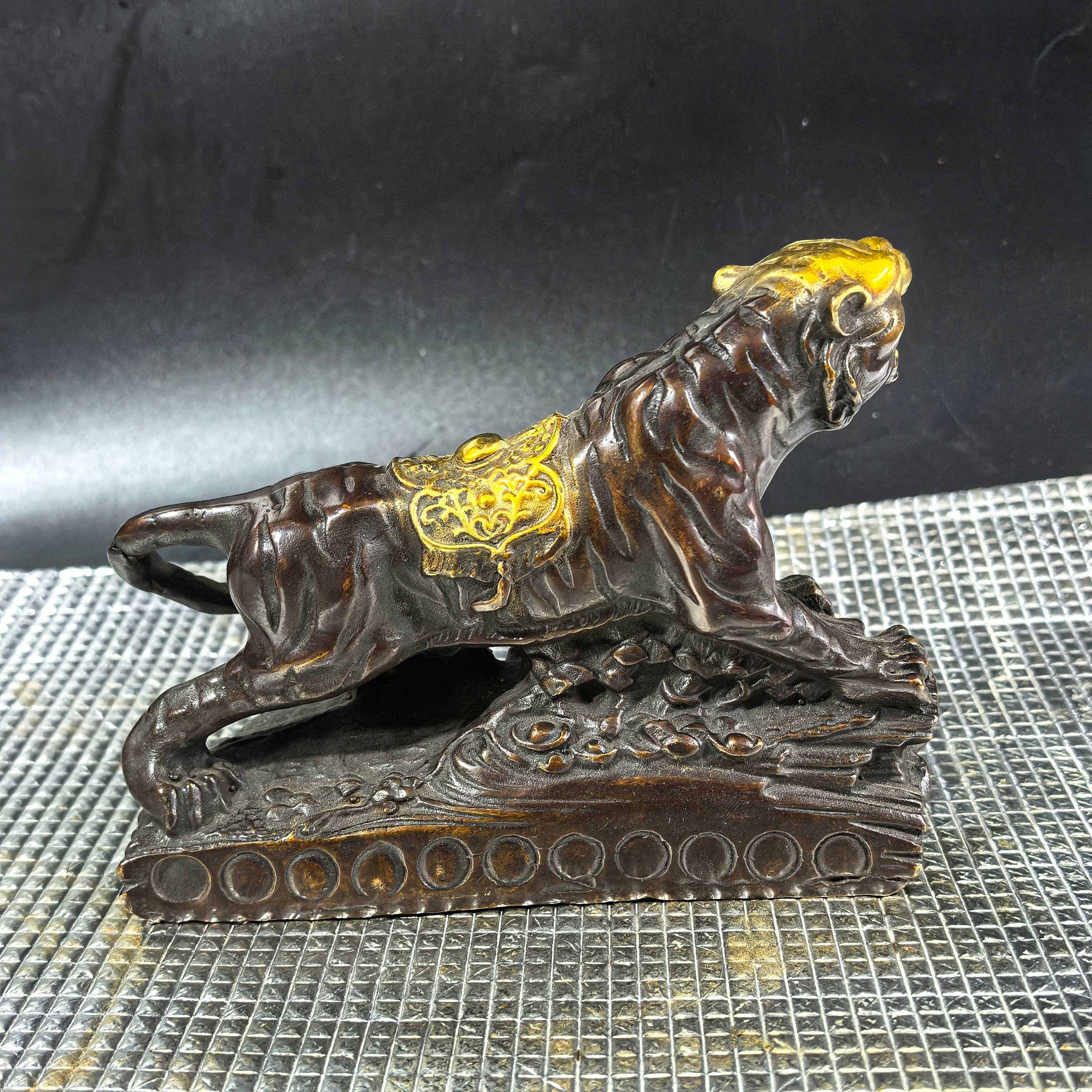 Antique collection of gilded bronze tiger zodiac tiger roaring to bring wealth up the mountain tiger fierce tiger ornaments tiger year of the tiger au
