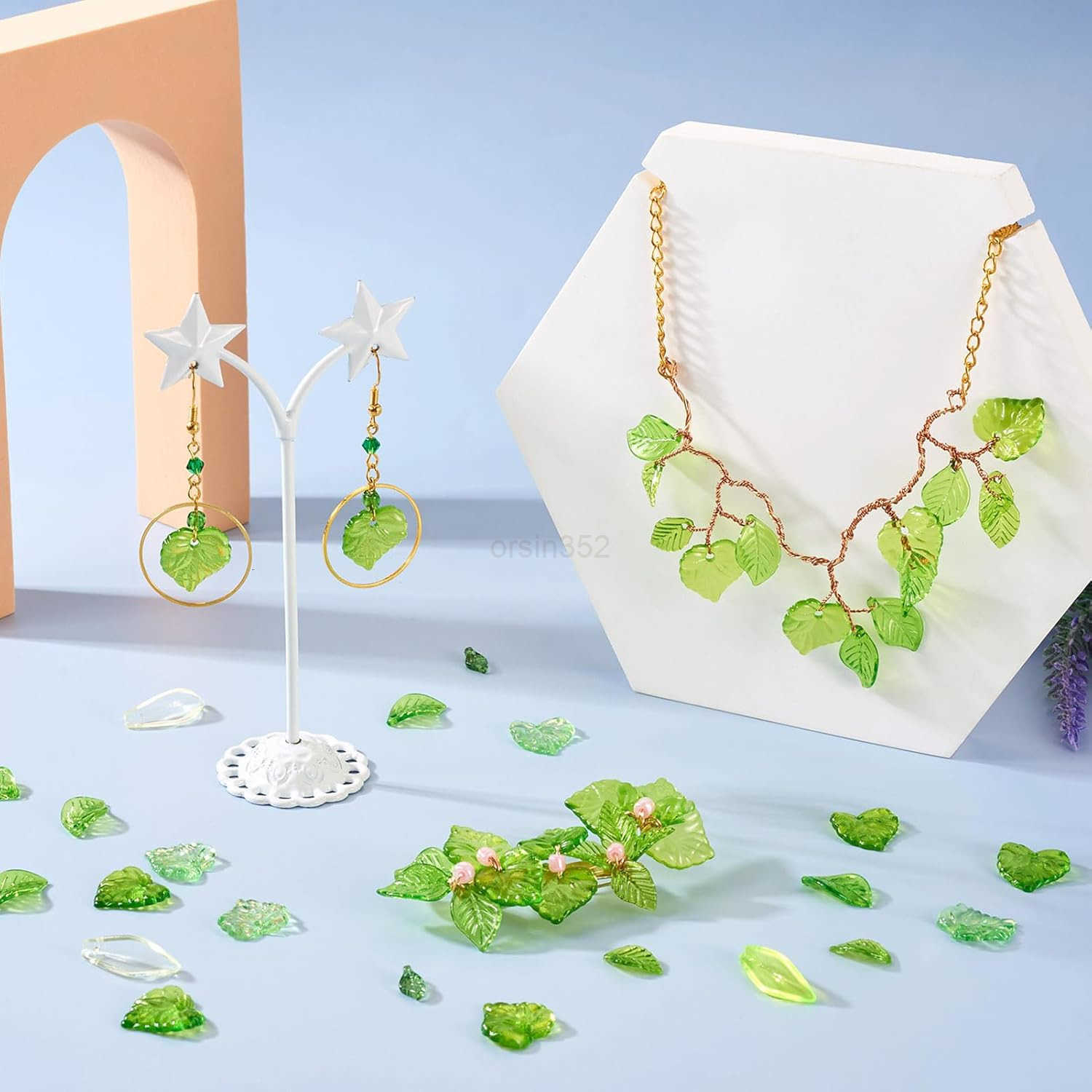 320Pcs Green Acrylic Leaf Beads Charms Transparent Maple Tree Leaves Pendants Cute Green Leaf Beads Caps for Jewelry Making Necklace EarringW250911