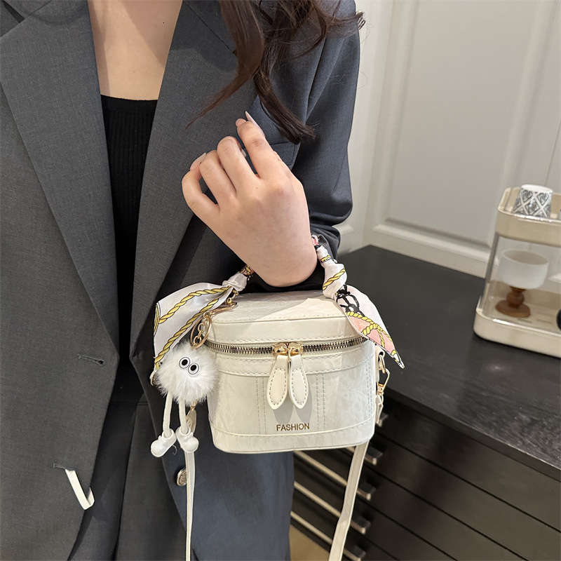 2025 autumn new fashionable shoulder bag, niche design, versatile trend, light luxury, elegant women's handbag designer bag